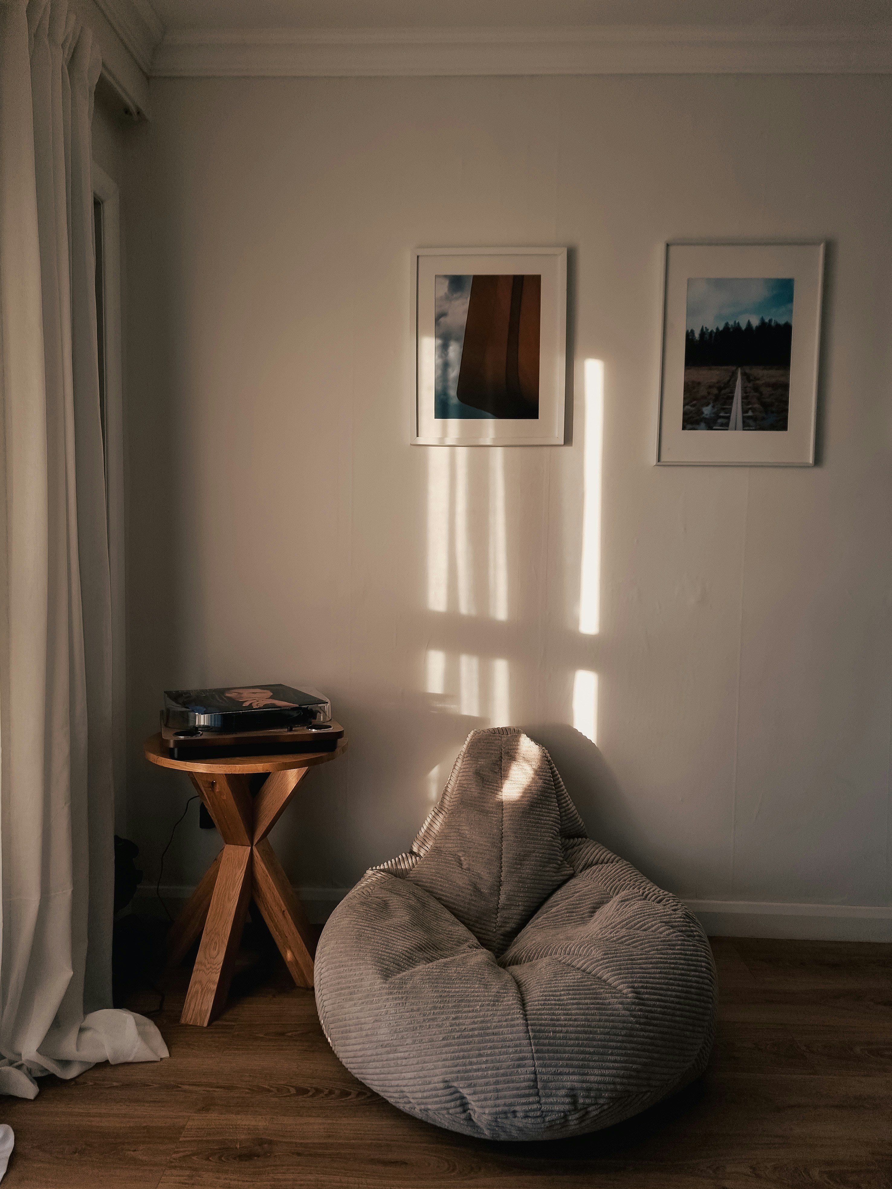 Rangement mural moderne intégré et minimaliste dans un salon contemporain