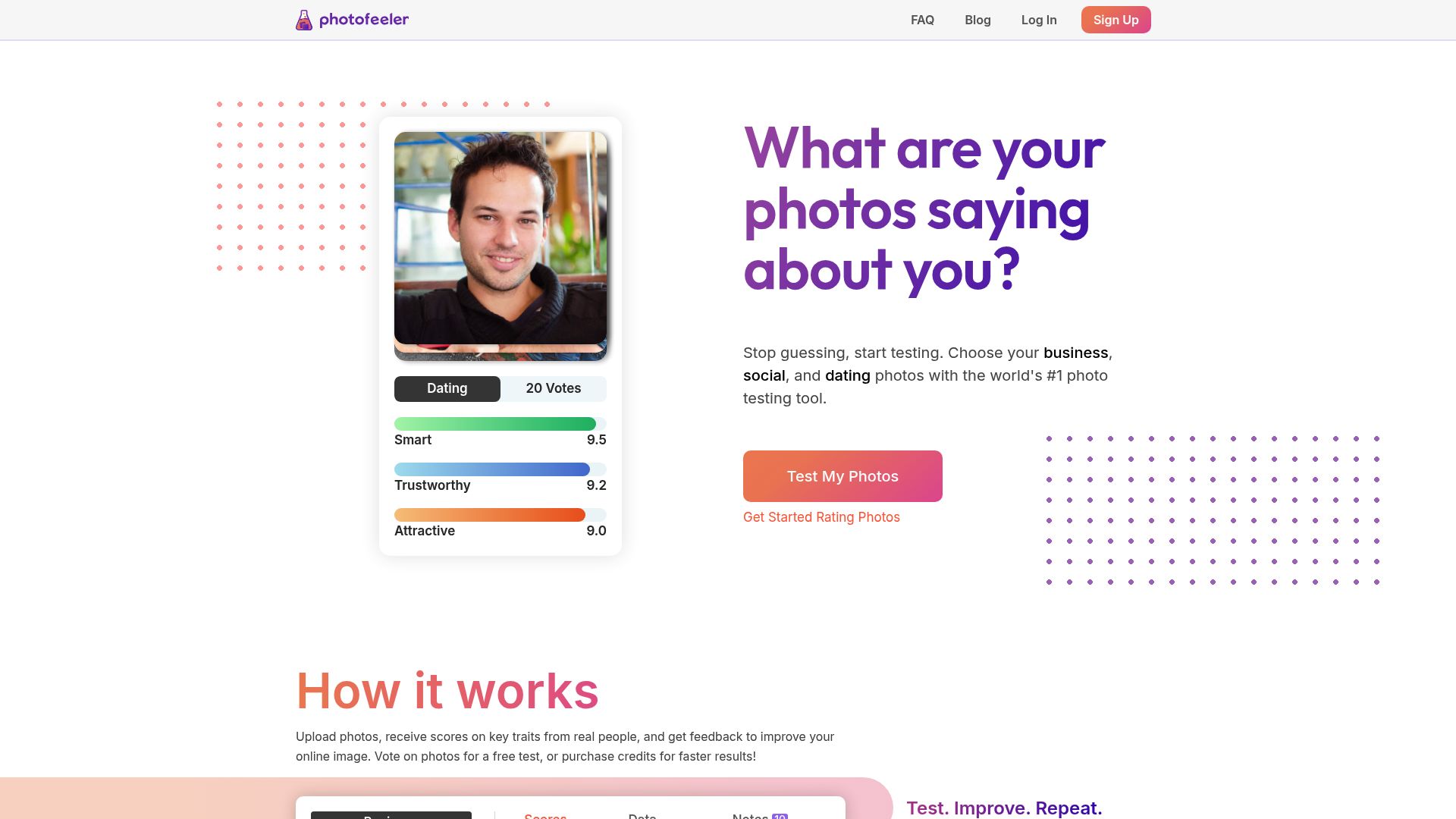 Capture d'écran de la page d'accueil du site PhotoFeeler, montrant son slogan et son interface pour tester des photos.