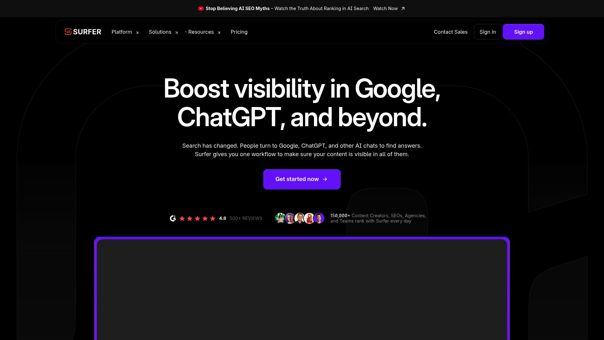 Capture d'écran de l'éditeur de contenu de SurferSEO, montrant le score de contenu et les suggestions de mots-clés.