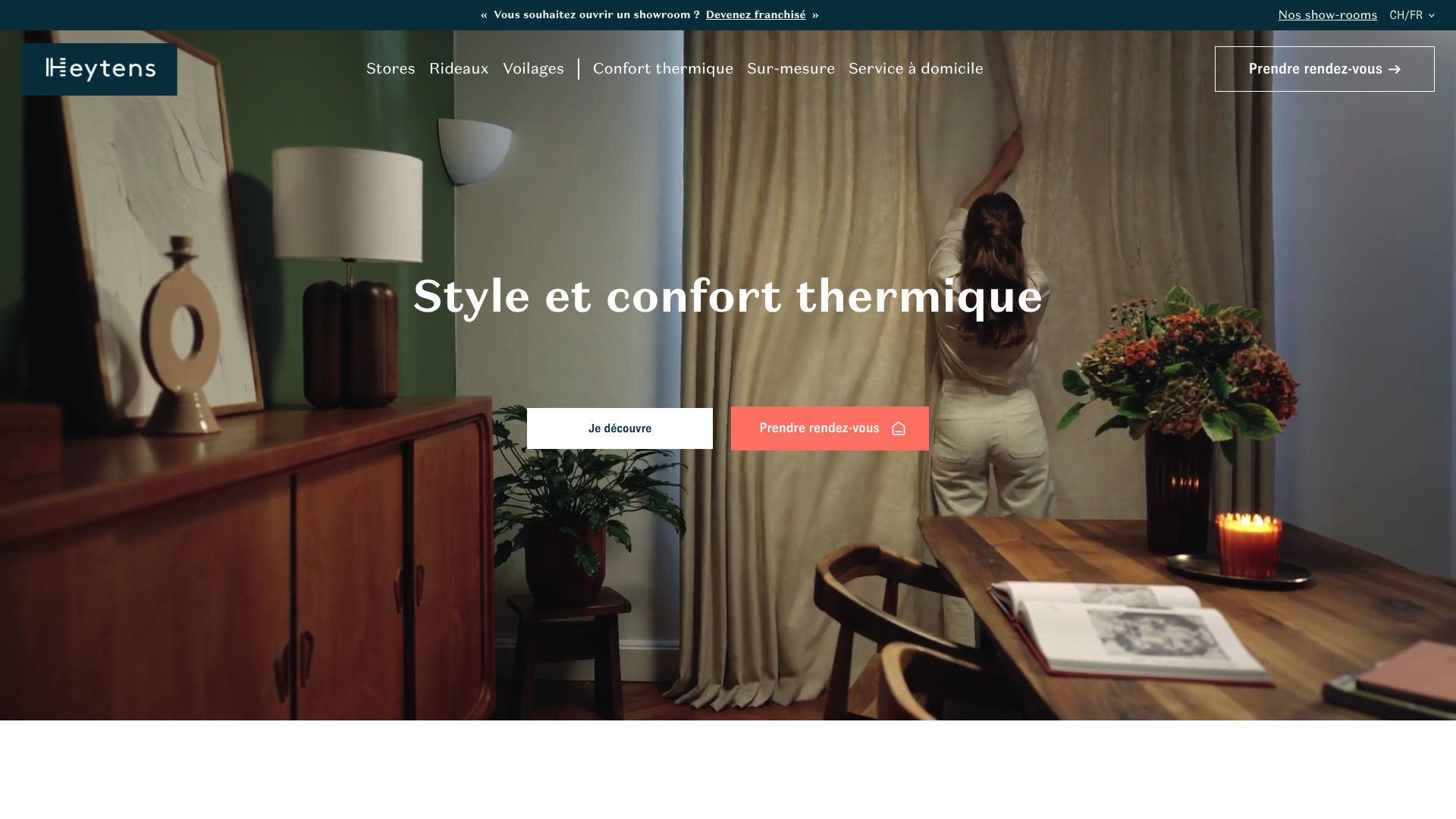 Capture d'écran de la page des stores enrouleurs jour-nuit du site Heytens, montrant divers modèles dans des ambiances de salon.