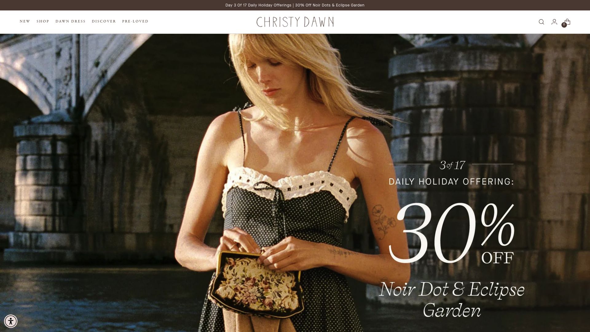 Capture d'écran de la page d'accueil de Christy Dawn, mettant en valeur leurs robes romantiques et leur connexion avec la nature.