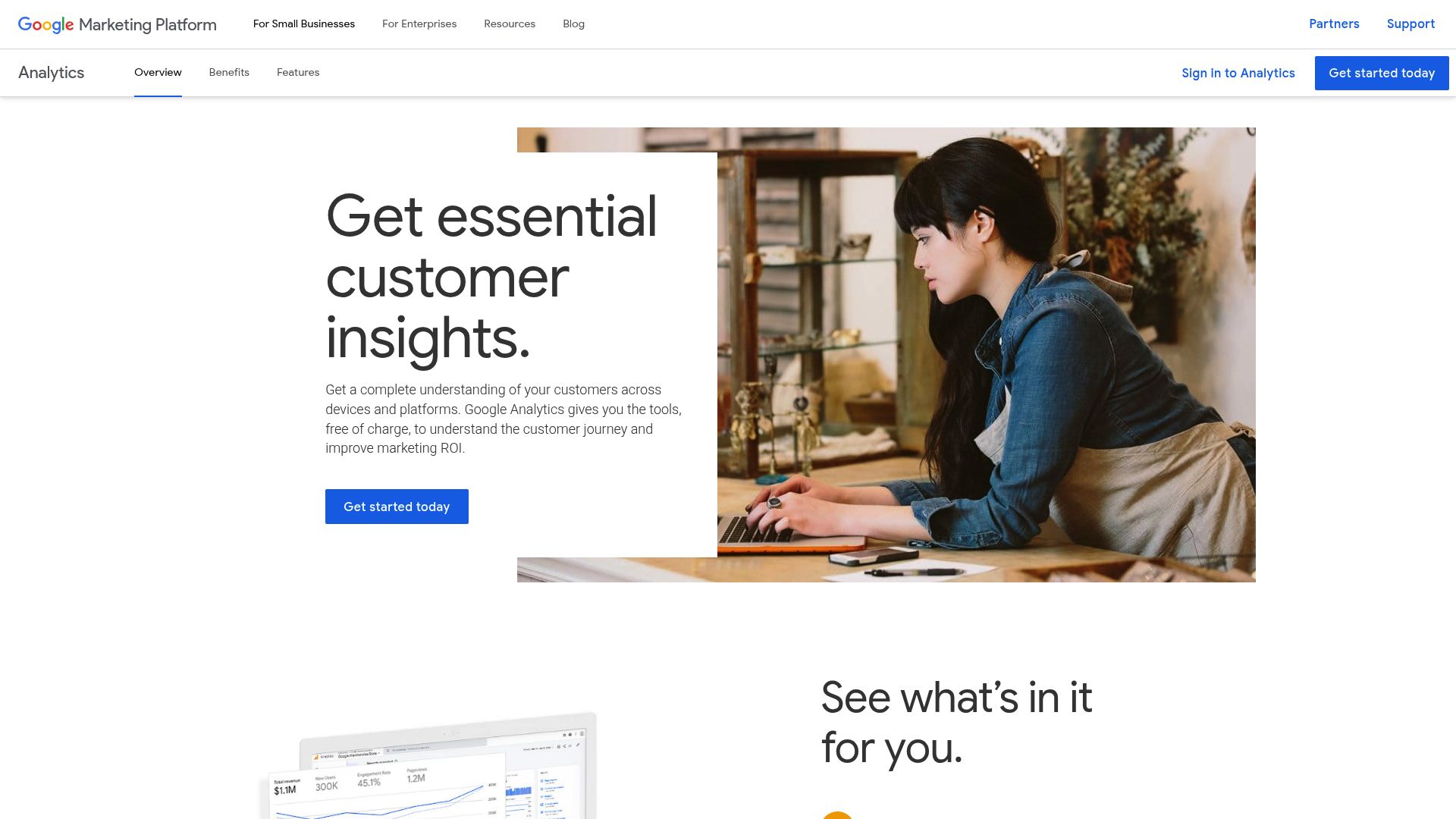 Tableau de bord analytics d'un site web montrant la courbe de conversion visiteur vers client physique