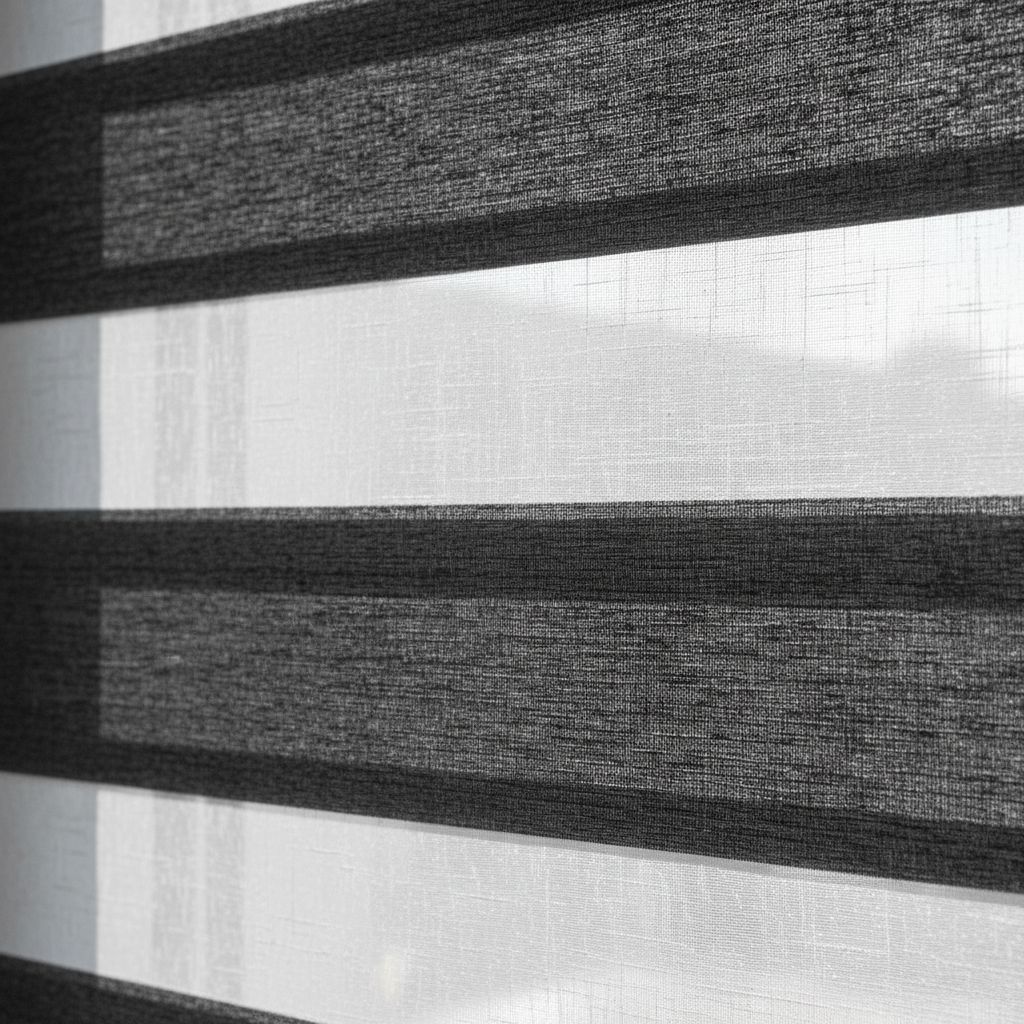 Gros plan sur la texture d'un store jour nuit, montrant clairement l'alternance entre la bande de voilage transparente et la bande de tissu opaque.