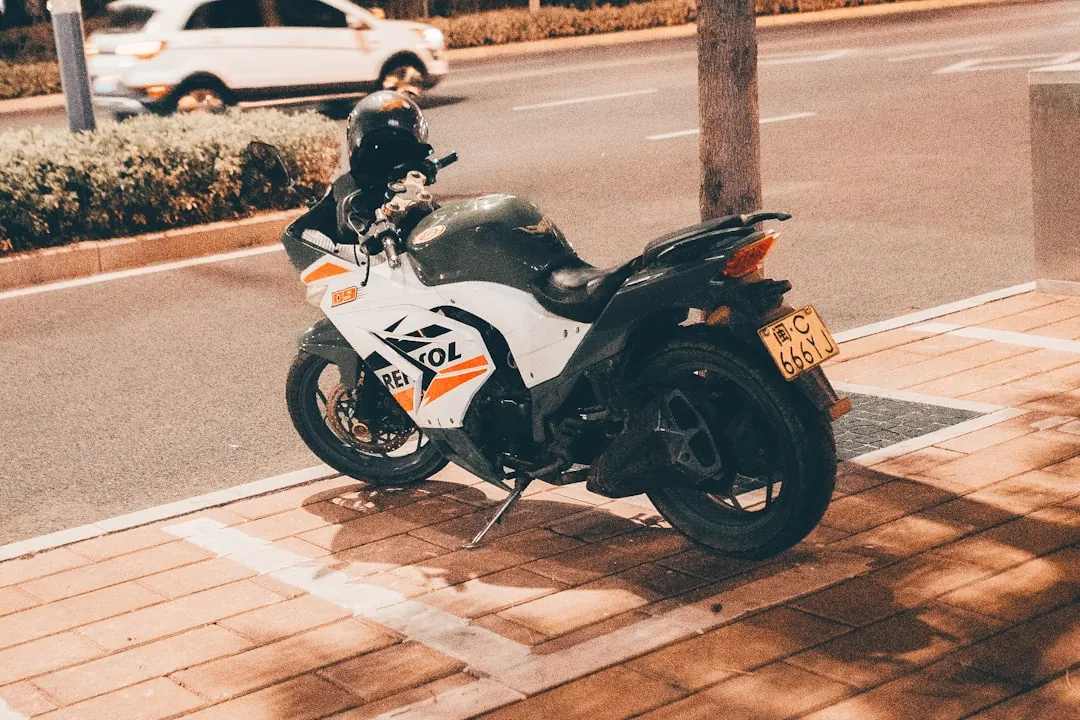 Une moto garée sur le bord de la route.
