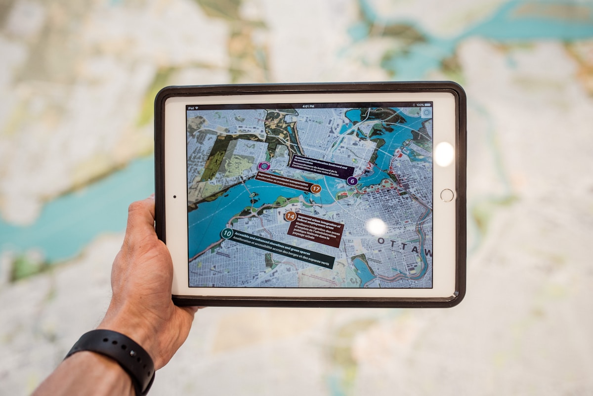 Carte interactive affichée sur une tablette, avec des annotations et des informations géographiques.