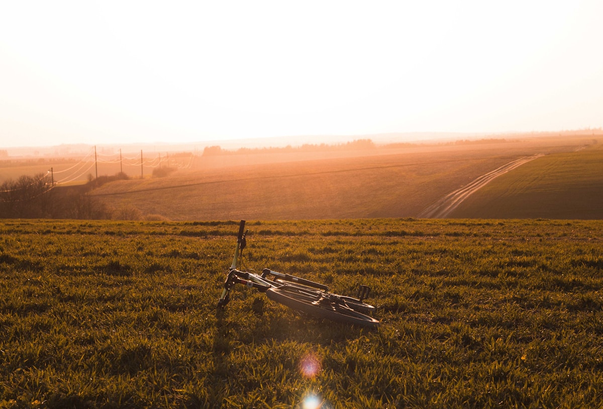 Paysage rural au coucher de soleil avec un tracteur abandonné.