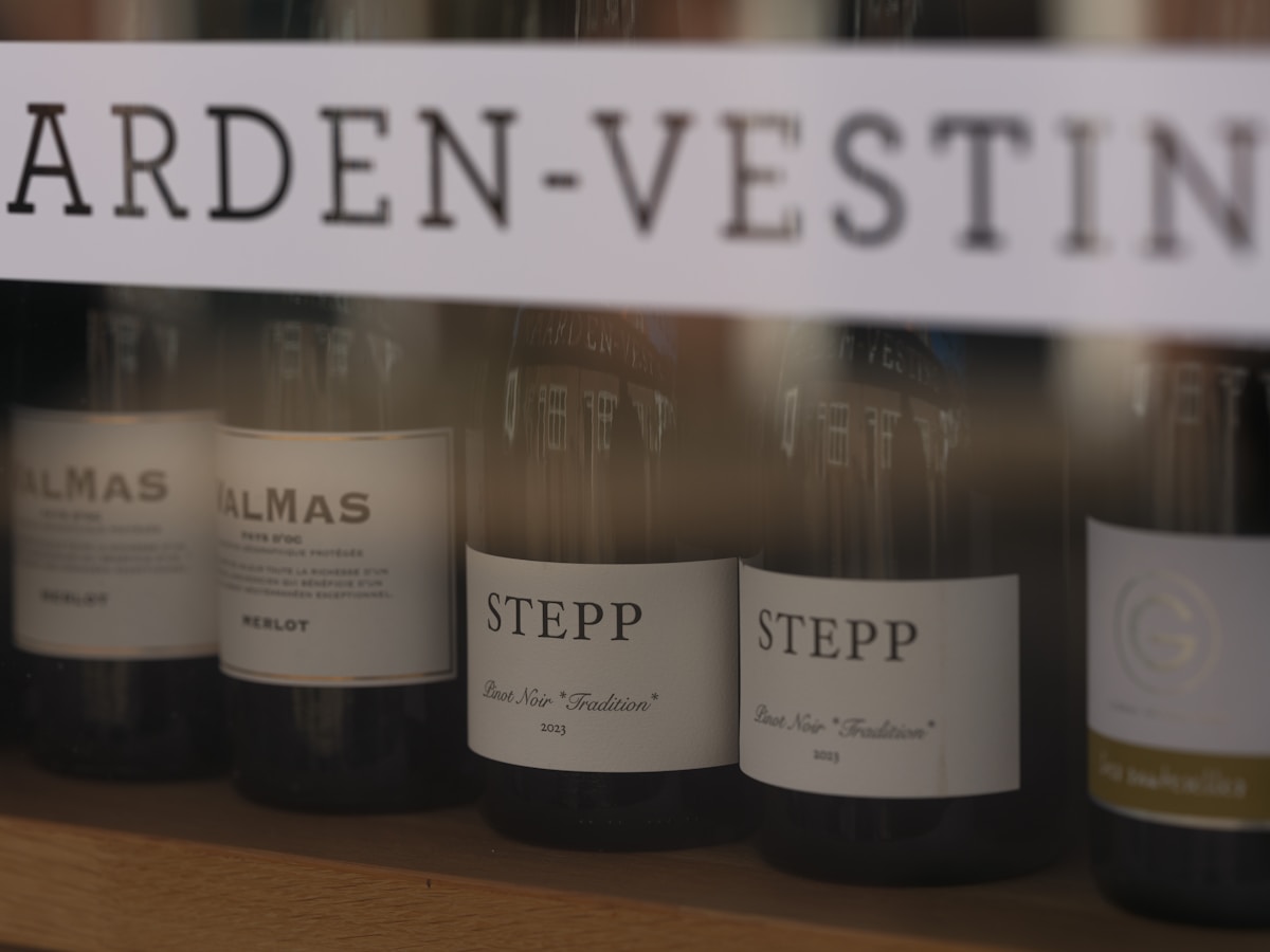 Bouteilles de vin Arden-Vestin et Stepp sur une surface en bois.