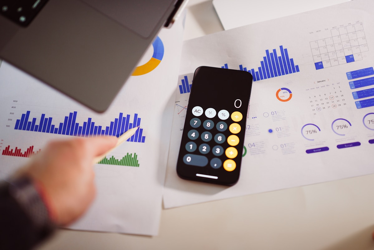 Graphiques, calculatrice, ordinateur portable, analyse de données, finance.