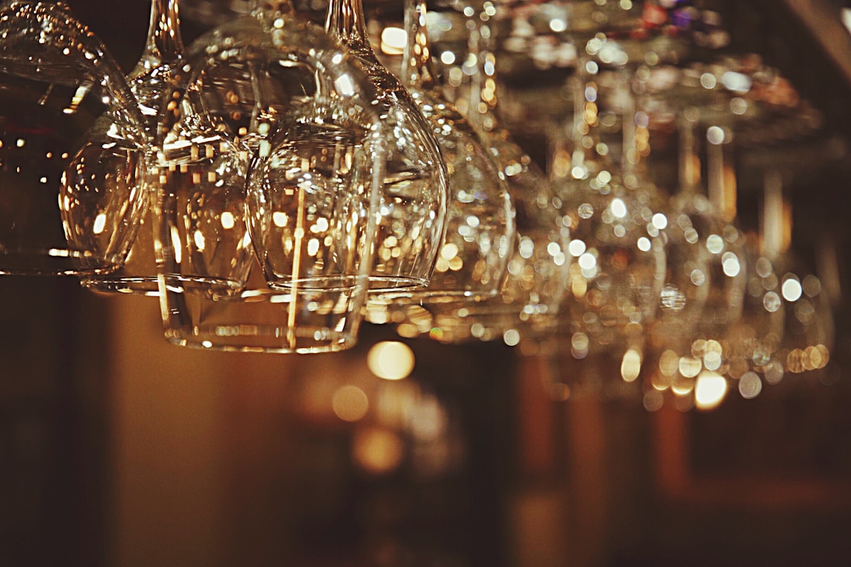 Verres de cristal brillants dans une atmosphère festive et scintillante.