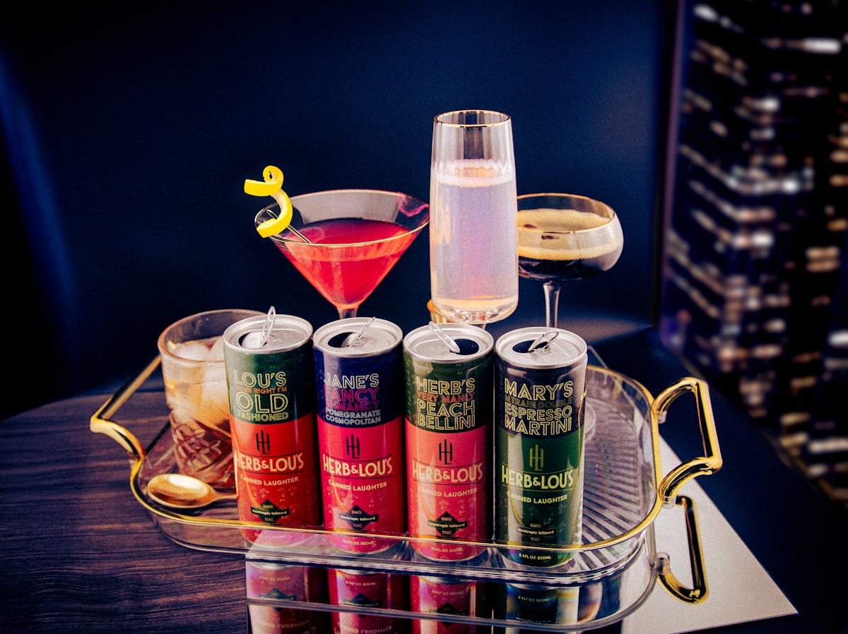 Cocktails et boissons alcoolisées sur un plateau en métal.