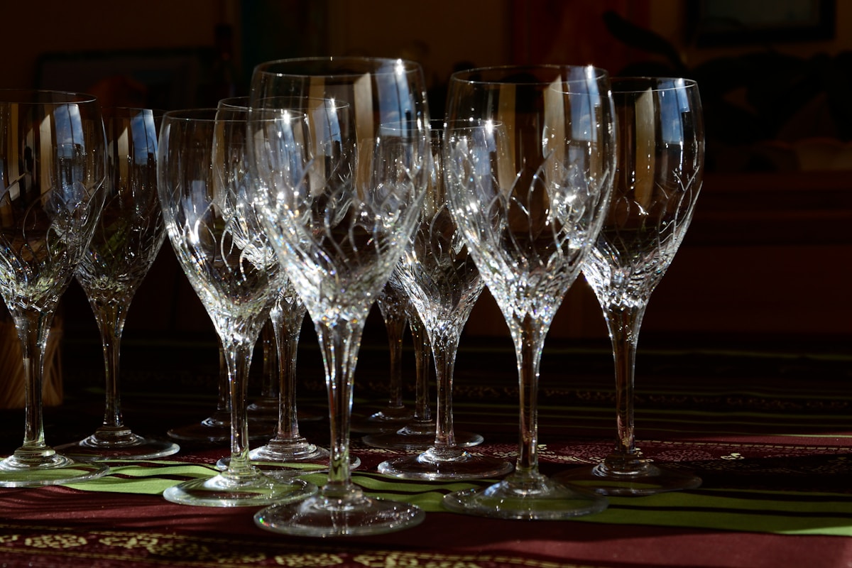 Verres de cristal élégants sur un tapis rouge.