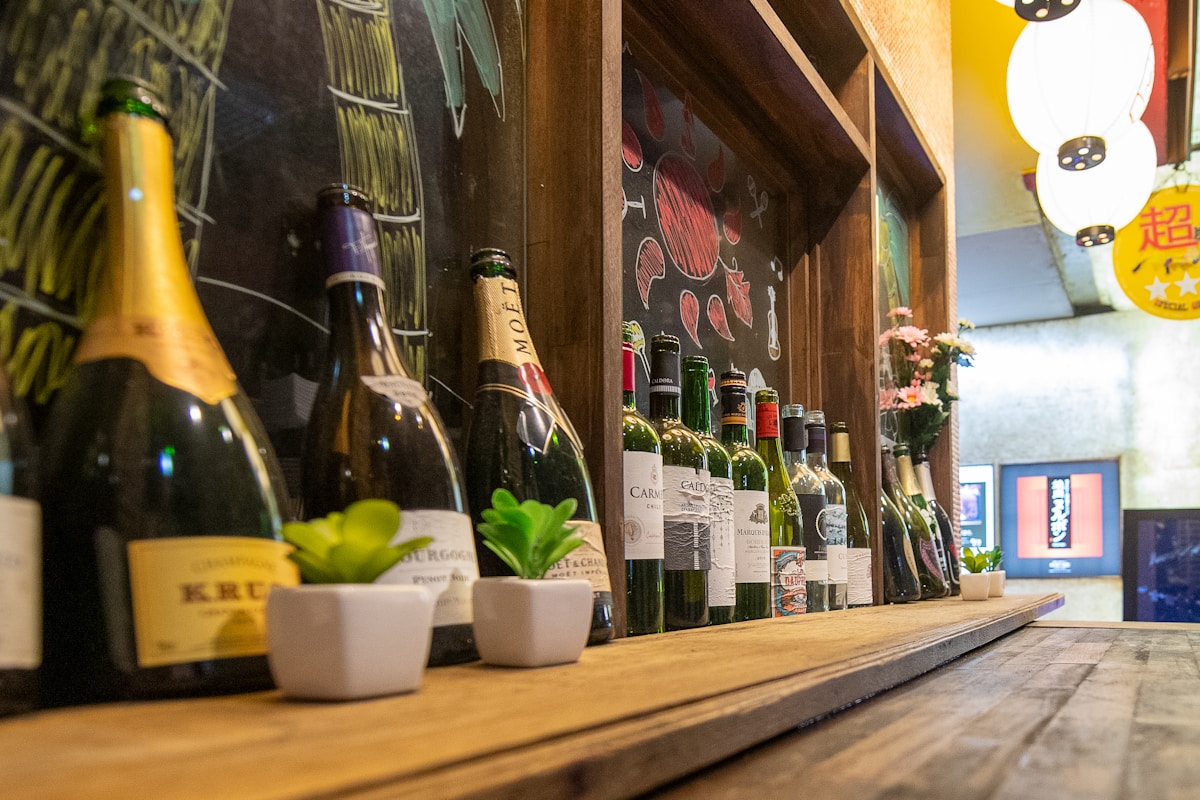 Bouteilles de vin et de champagne sur un comptoir en bois.