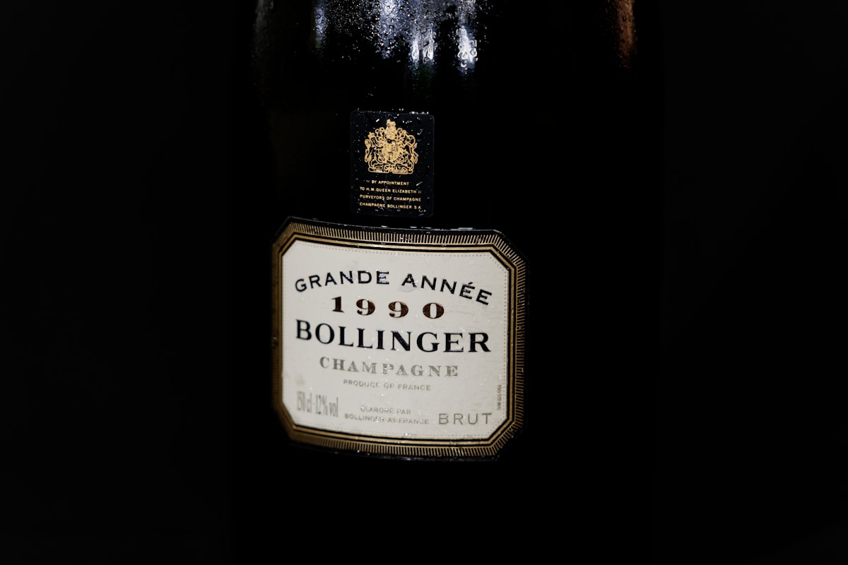 Bouteille de champagne Bollinger Grande Année 1990, produit de France.
