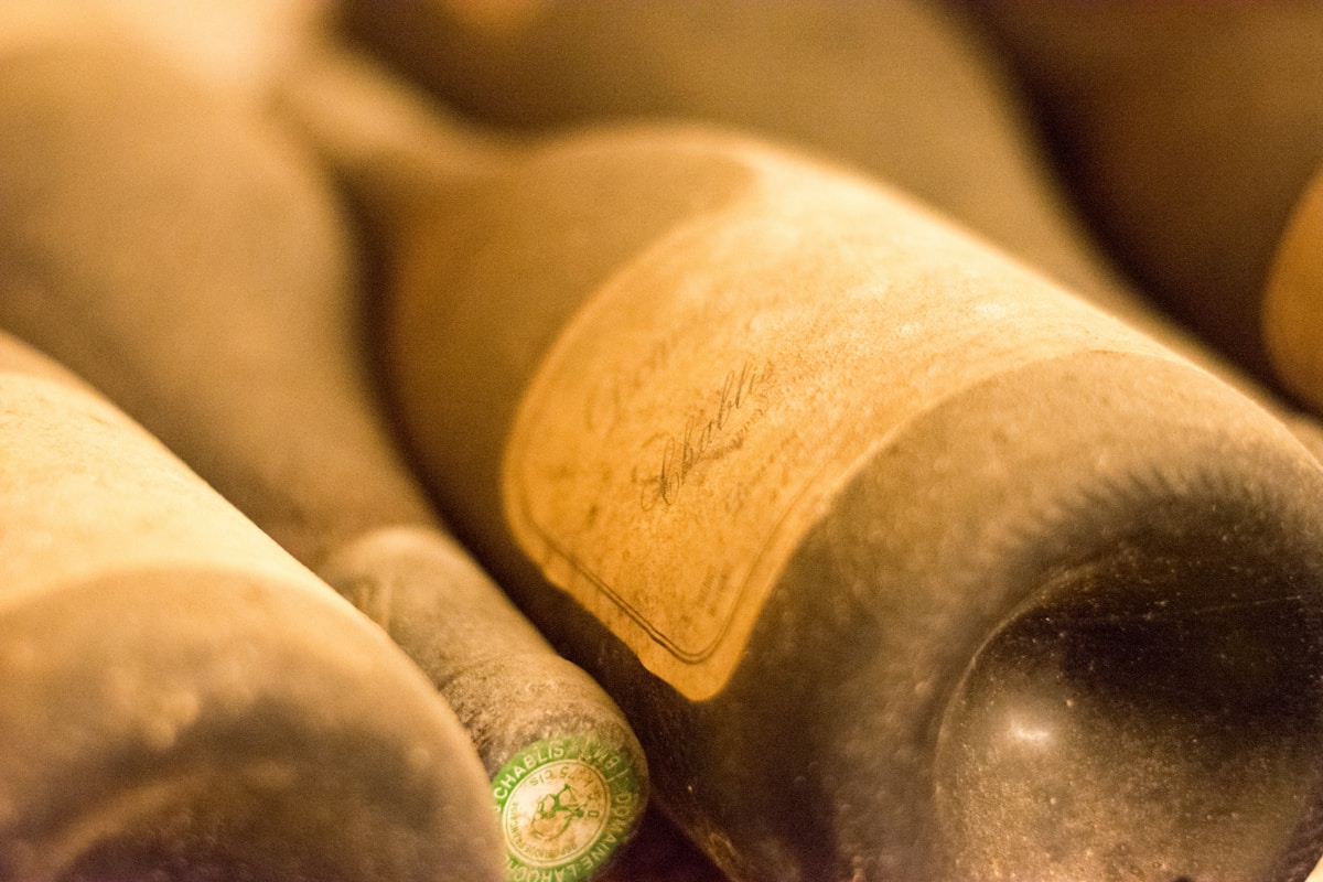 Gros plan sur une bouteille de vin avec son bouchon en liège.