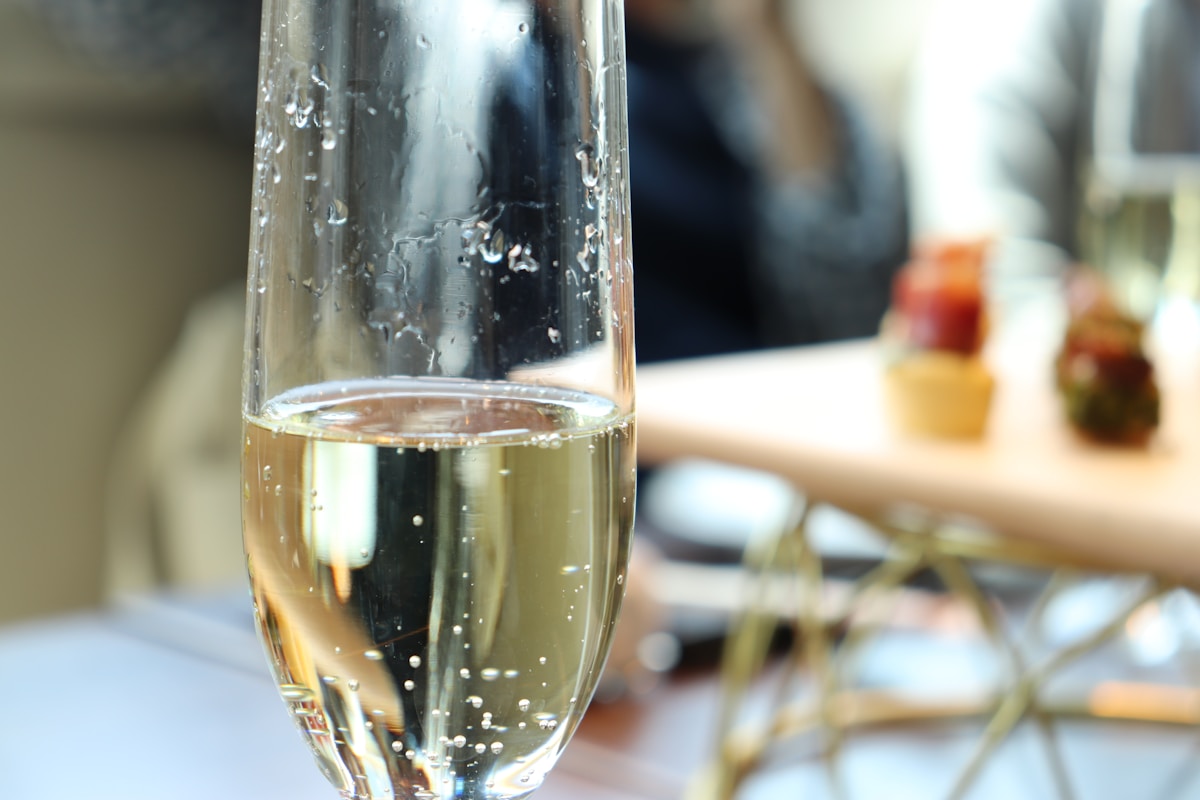 Coupe de champagne avec des bulles scintillantes.