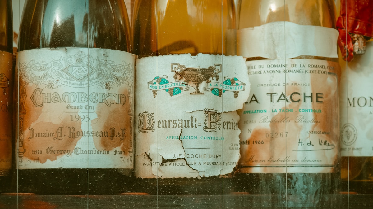 Bouteilles de vin français de grands crus, étiquettes élégantes et détaillées.