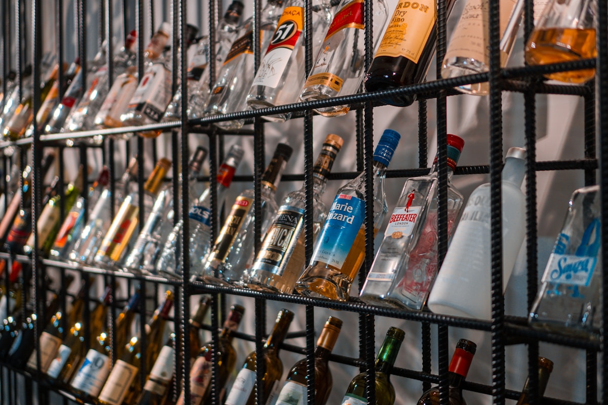Étagères remplies de bouteilles d'alcool variées.