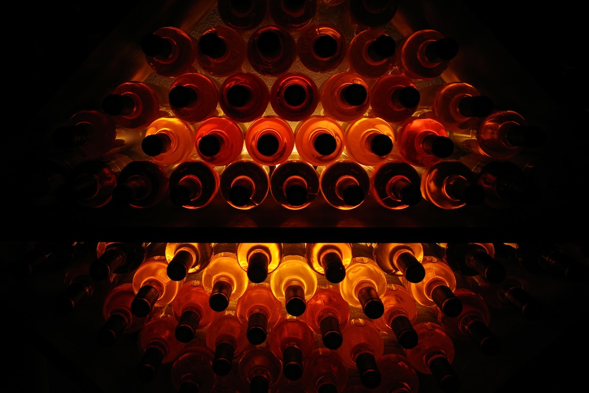 Bouteilles de vin empilées dans un motif géométrique.