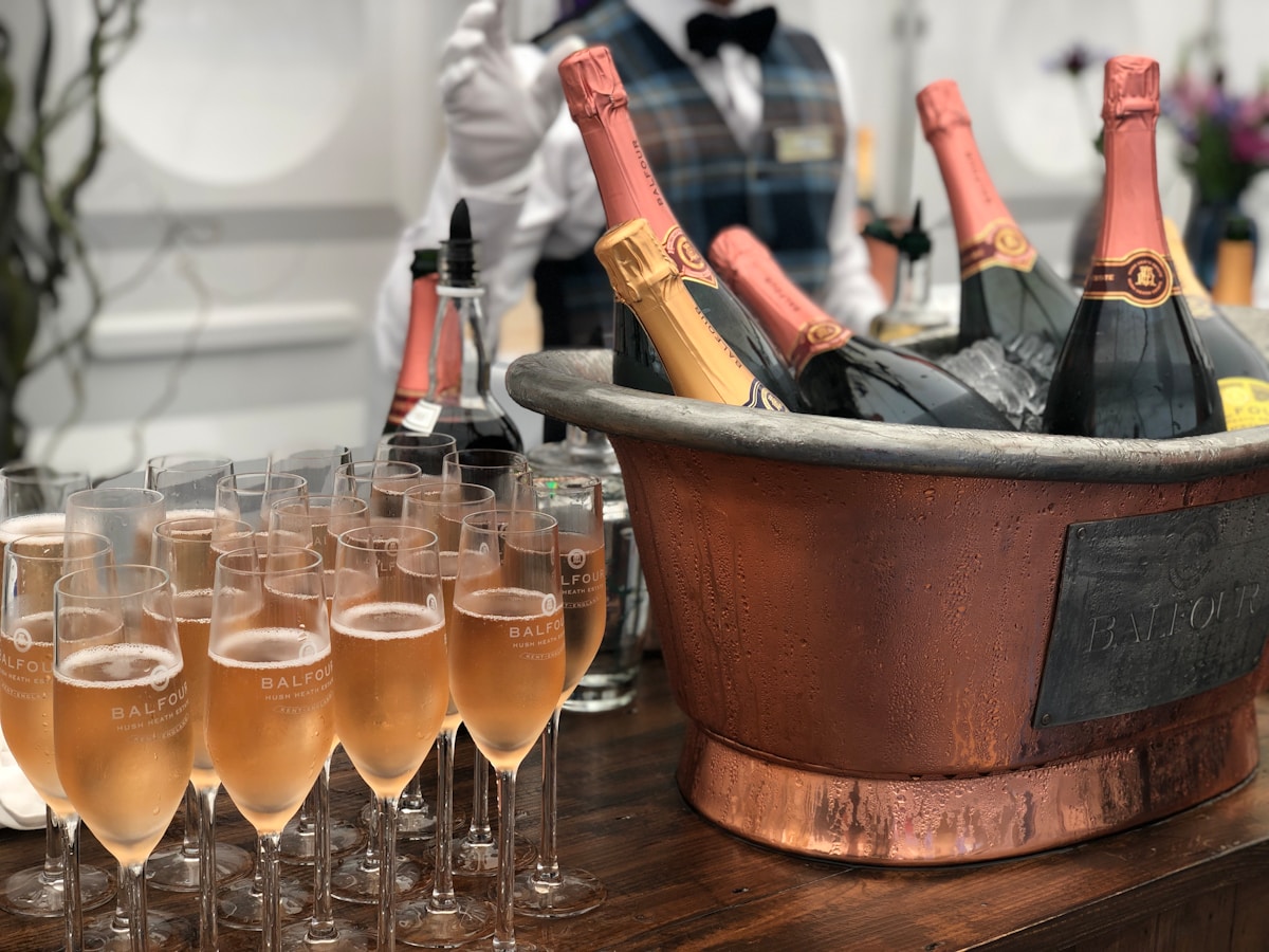 Flûtes de champagne et seau à glace avec bouteilles de Balfour.