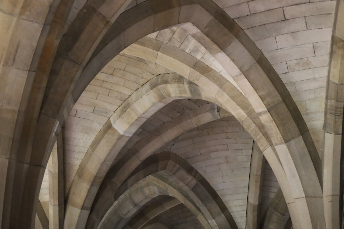 Arches de pierre ornées dans un bâtiment historique.