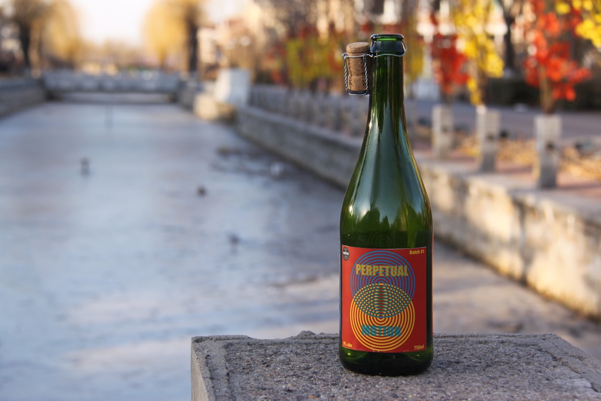 Bouteille de vin Perpetual avec motif coloré sur fond d'automne.