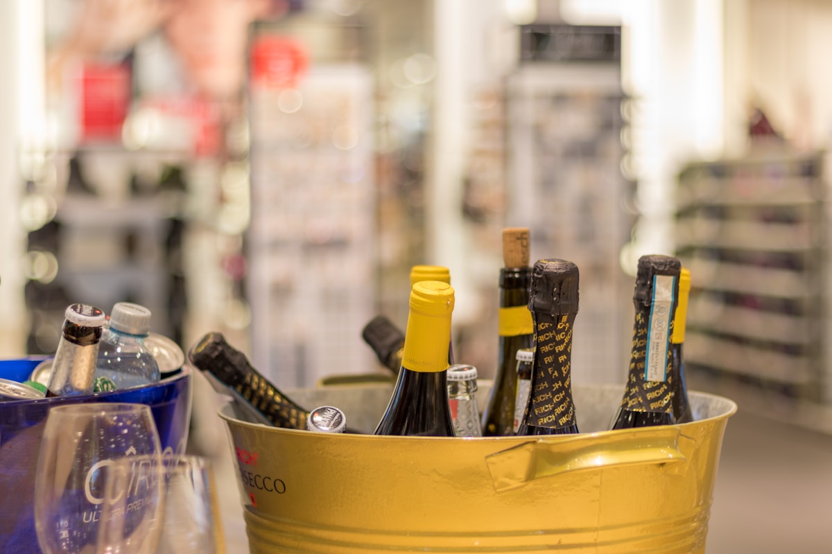 Seaux de vin et de boissons dans un magasin.