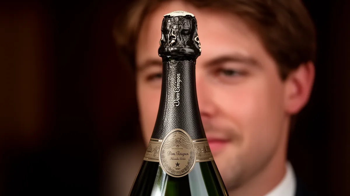Bouteille de Dom Pérignon en gros plan, champagne de luxe, bouchon et capsule détaillés.