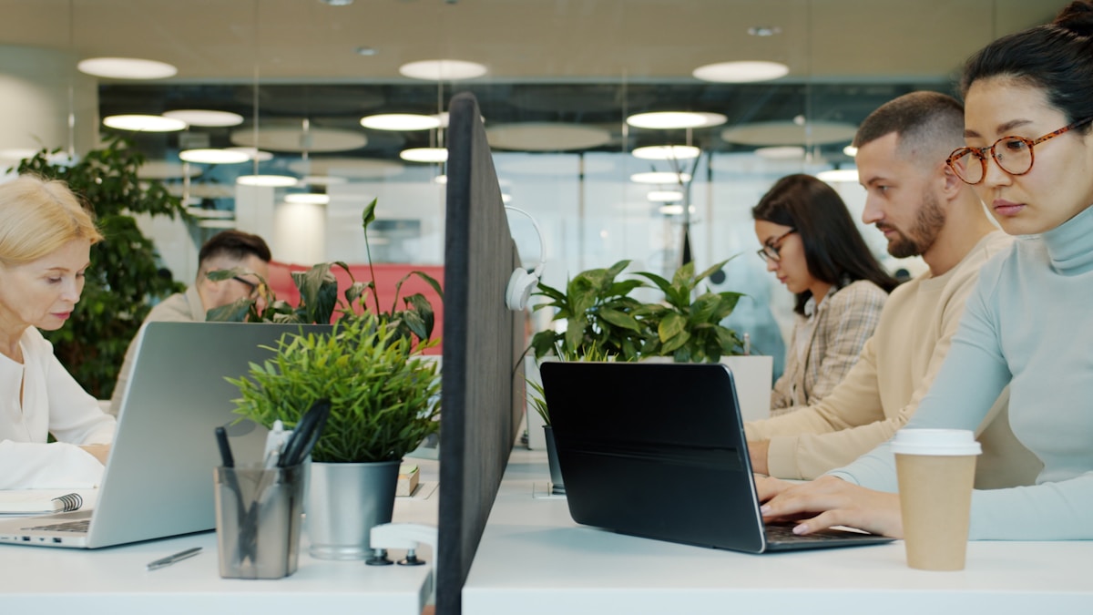 Équipe de professionnels travaillant ensemble dans un bureau moderne.