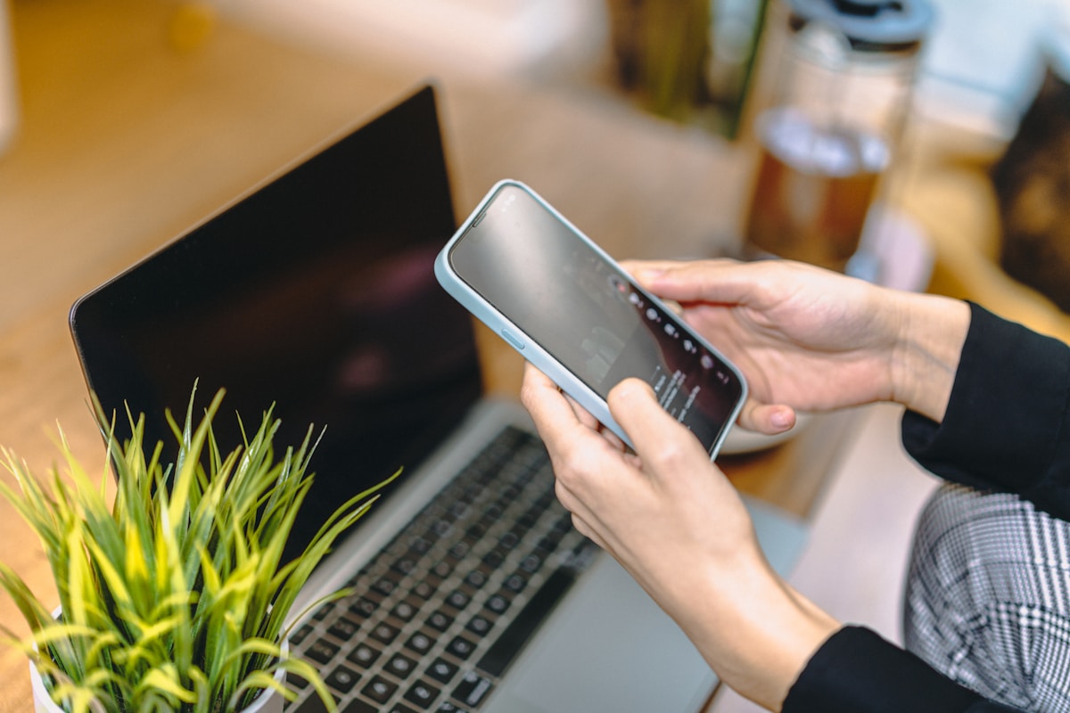 Laptop, Smartphone, Büroarbeitsplatz, Pflanze, Geschäftsmann, Technologie, Büroumgebung, Produktivität, Digitale Geräte,