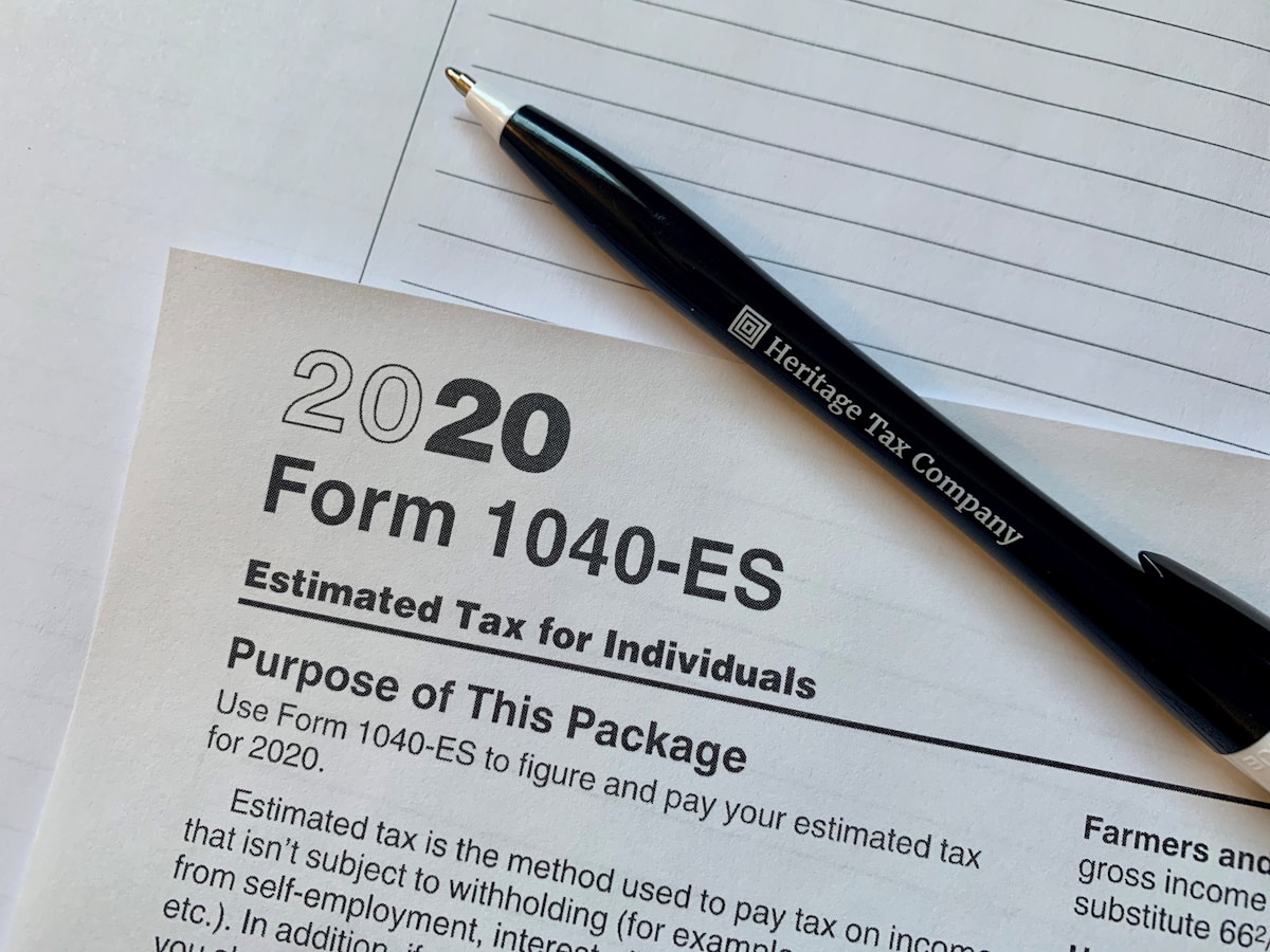 Ein Formular für die Steuererklärung 2020 mit einem Stift darauf.