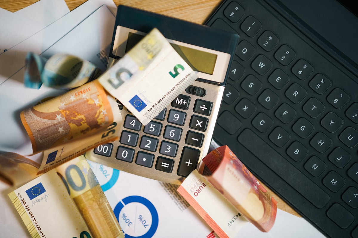Büroartikel, Taschenrechner, Geldscheine, Finanzen, Geschäftskonzept.