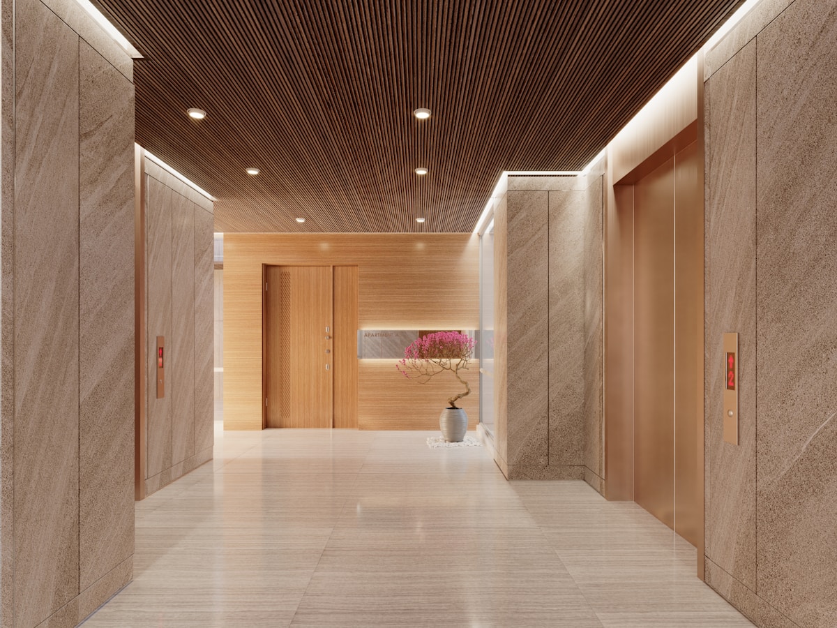 Couloir élégant avec plafond en bois, portes en bois et décoration florale.