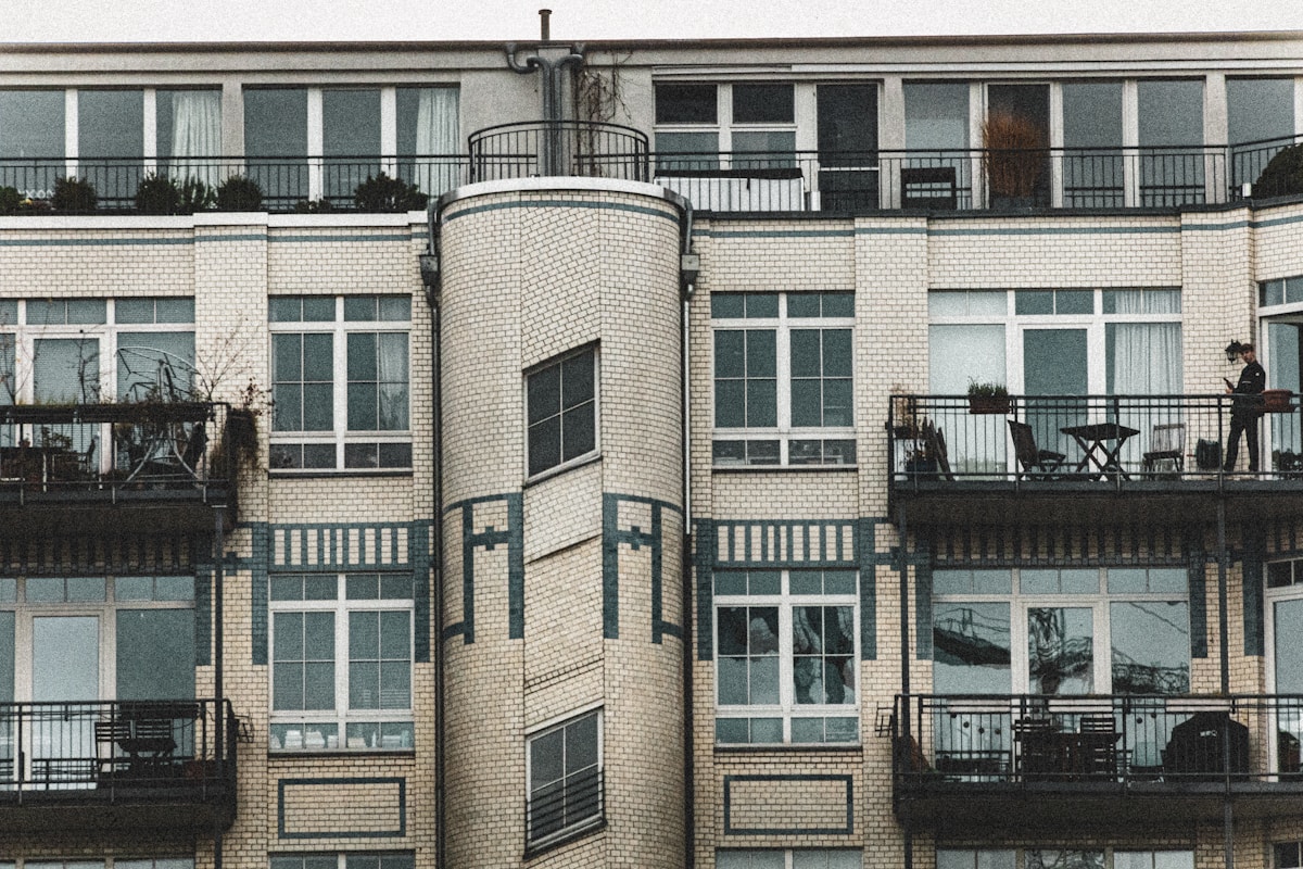 Bâtiment d'appartements art déco avec balcons et fenêtres.