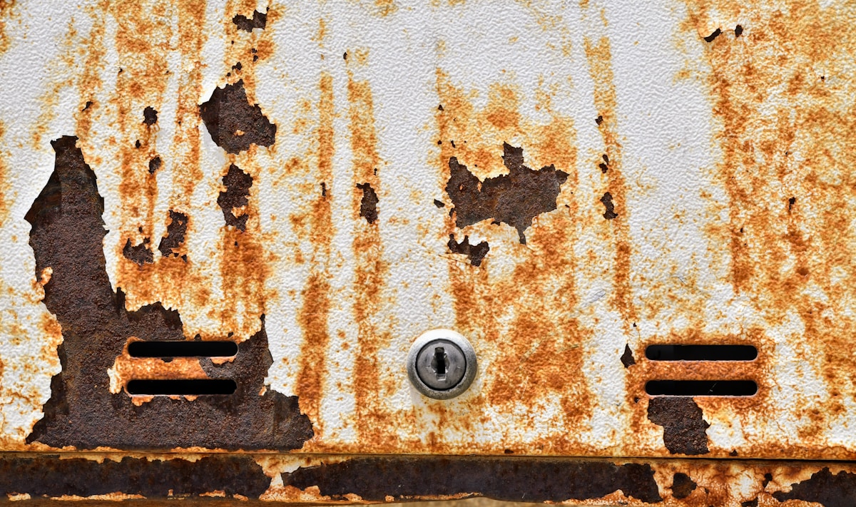 Texture rouillée et décrépie avec serrure métallique.