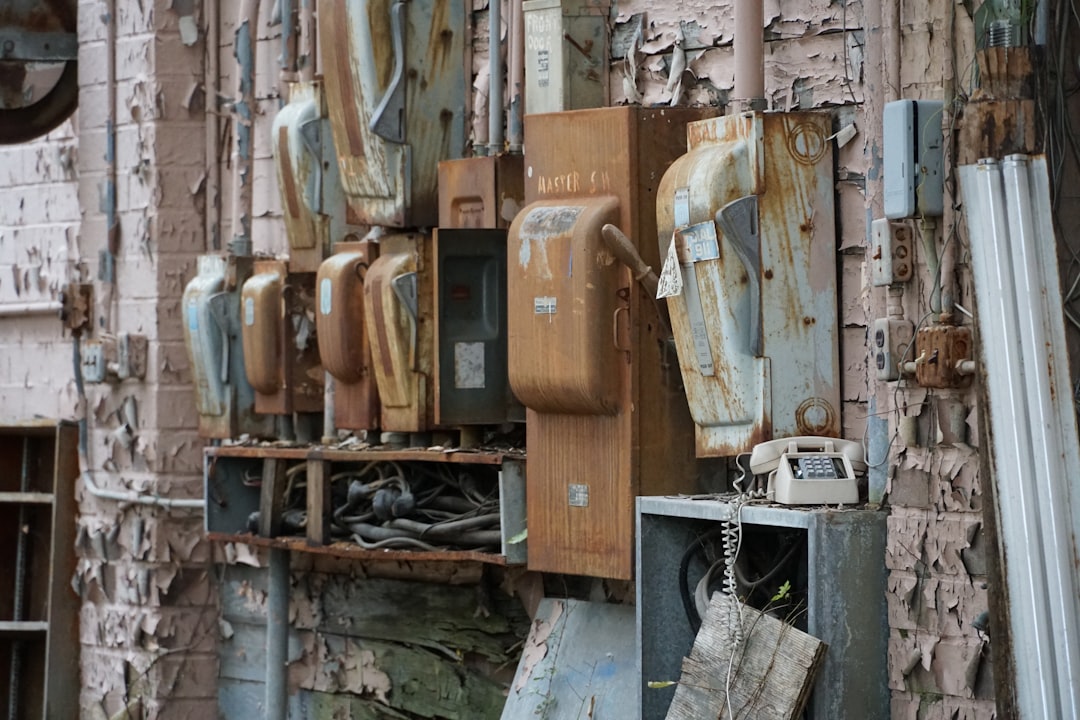 "Boîte métallique marron pour installation interphonie immeuble, boîtes de raccordement électrique."