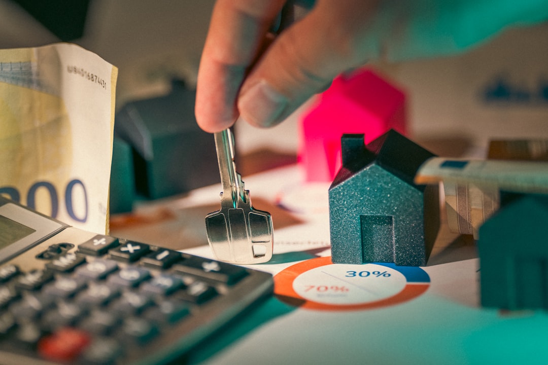 gestion courrier régie immobilière optimisée - hand holding key over house models