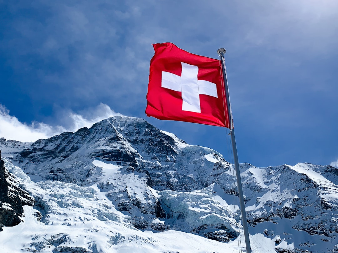fabrication suisse vs étrangère qualité - red flag on top of snow covered mountain