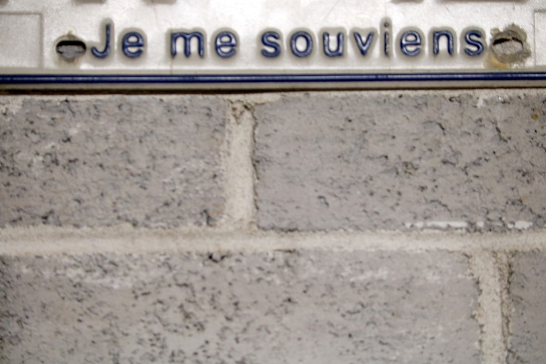 installation boîte aux lettres encastrée mur - a close up of a sign on a brick wall