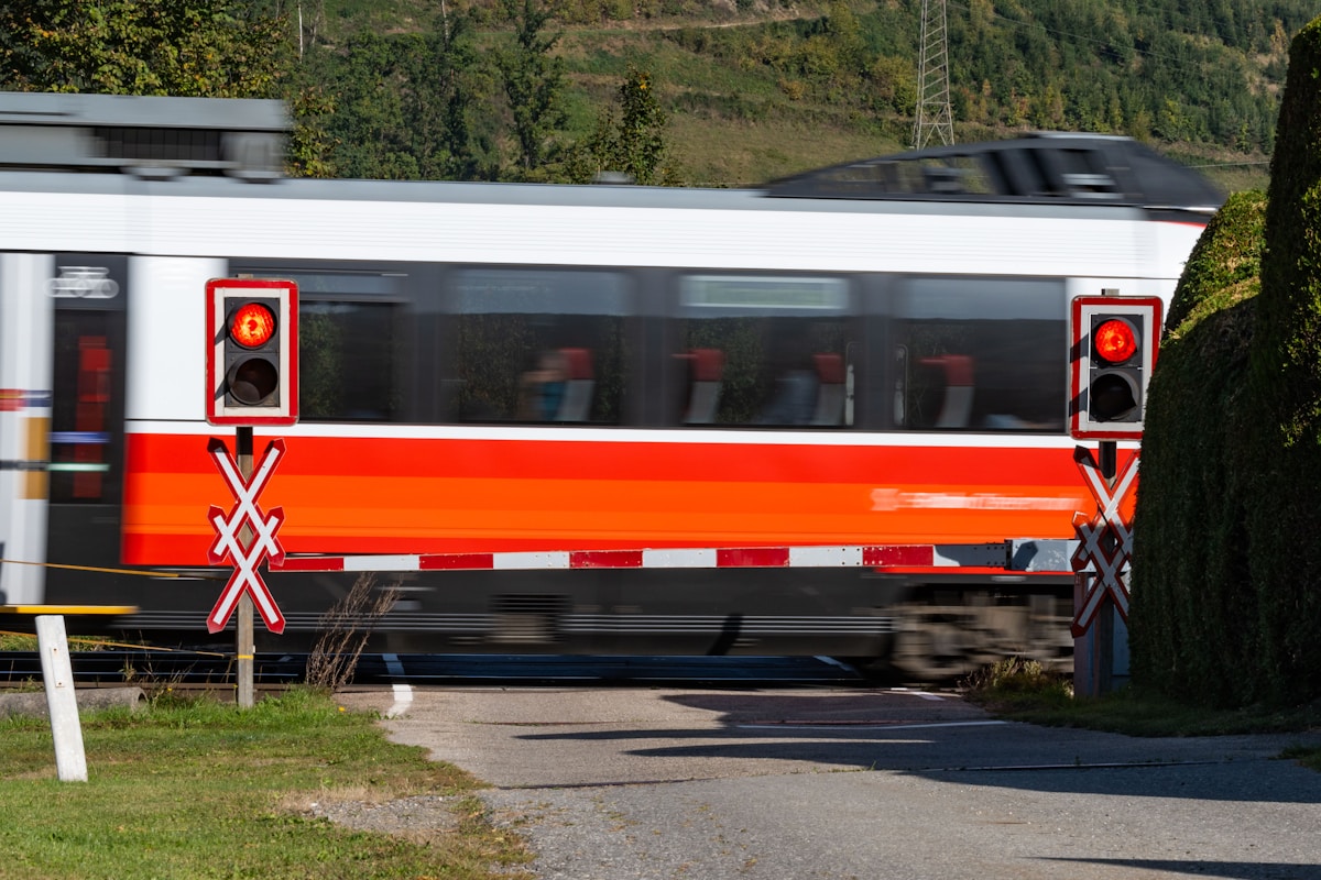 Train de passagers en mouvement sur la voie ferrée.