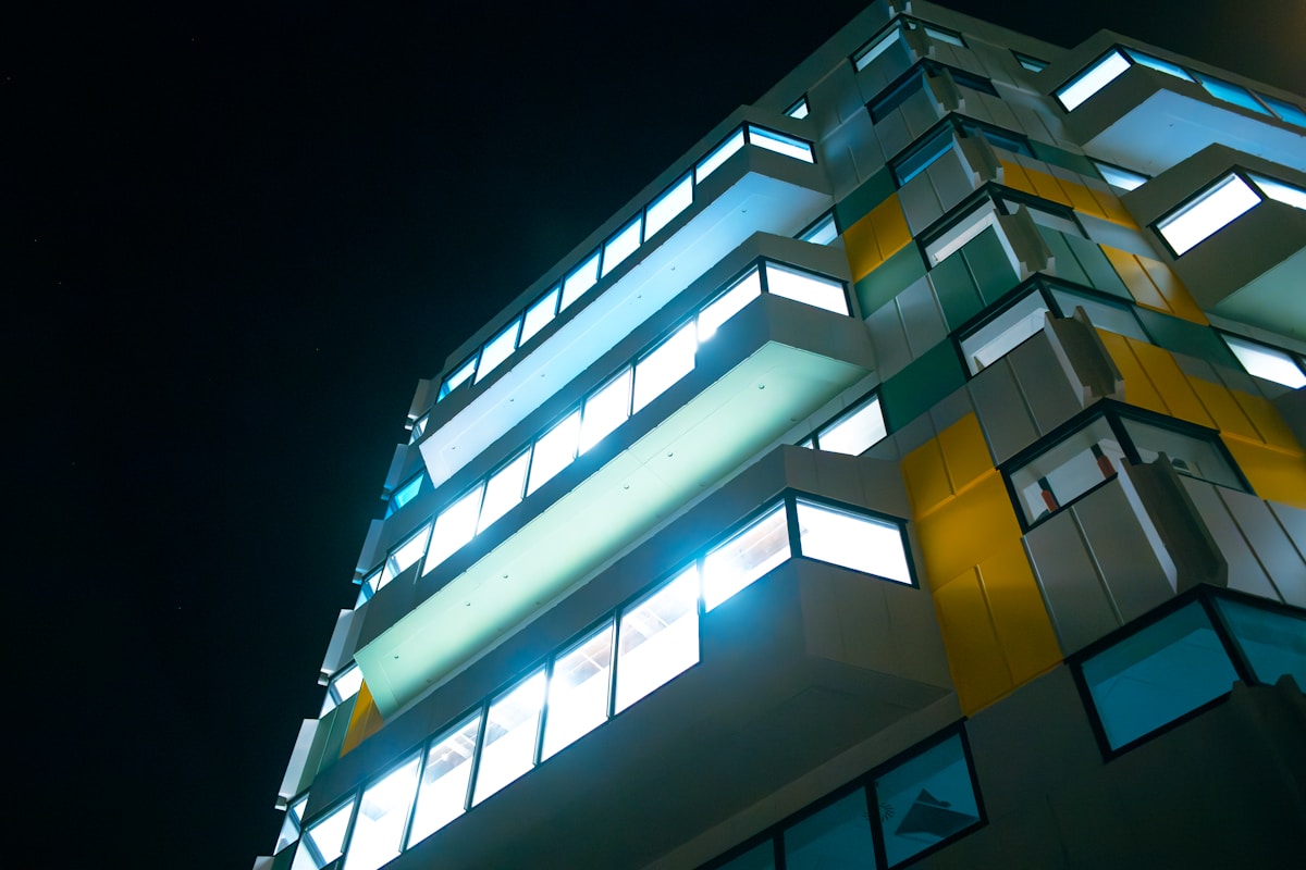 Bâtiment moderne avec fenêtres lumineuses de couleurs vives.