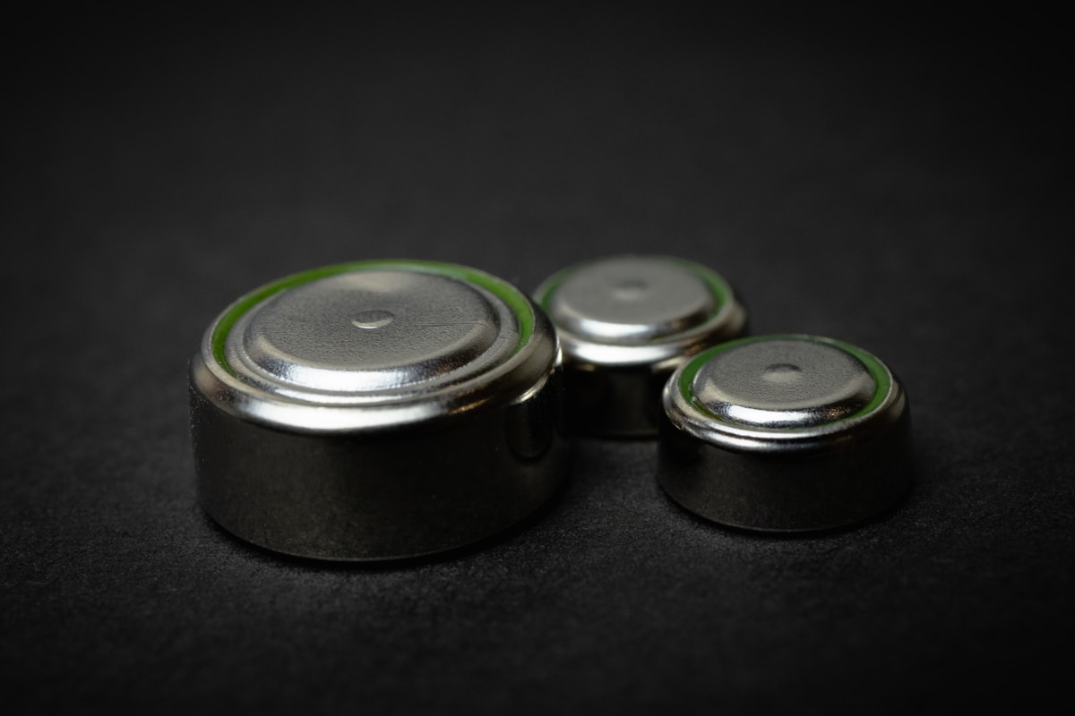 Pots de cuisine noirs avec couvercles métalliques.