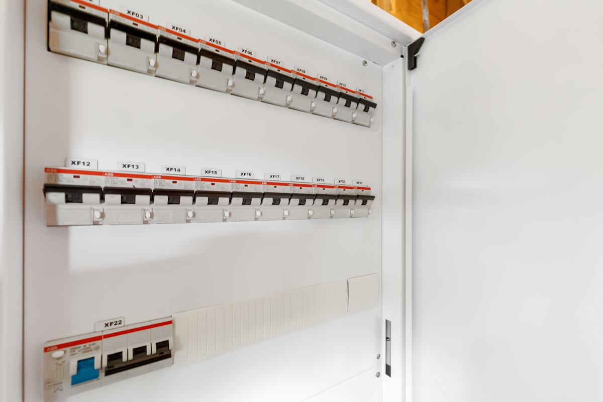 Panneau électrique avec de nombreux disjoncteurs et interrupteurs.