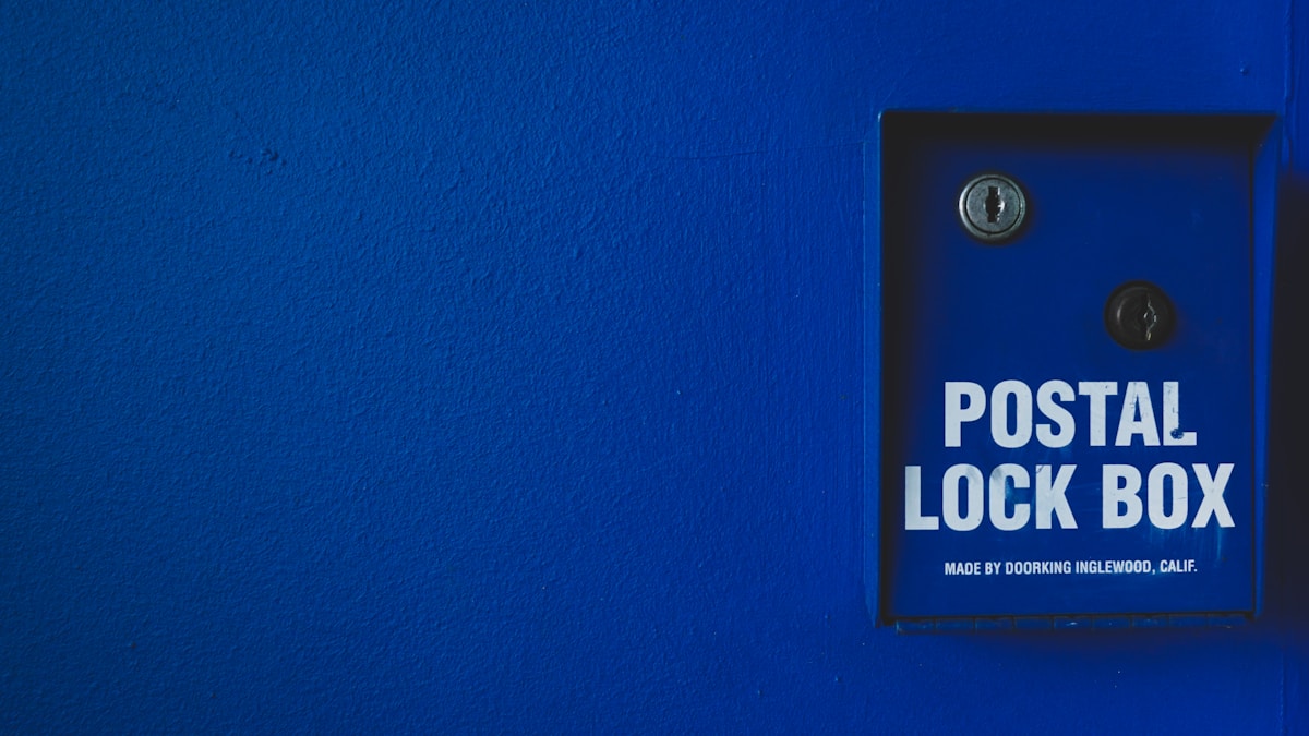 Boîte postale bleue verrouillée fabriquée par Doorking Inglewood, Californie.