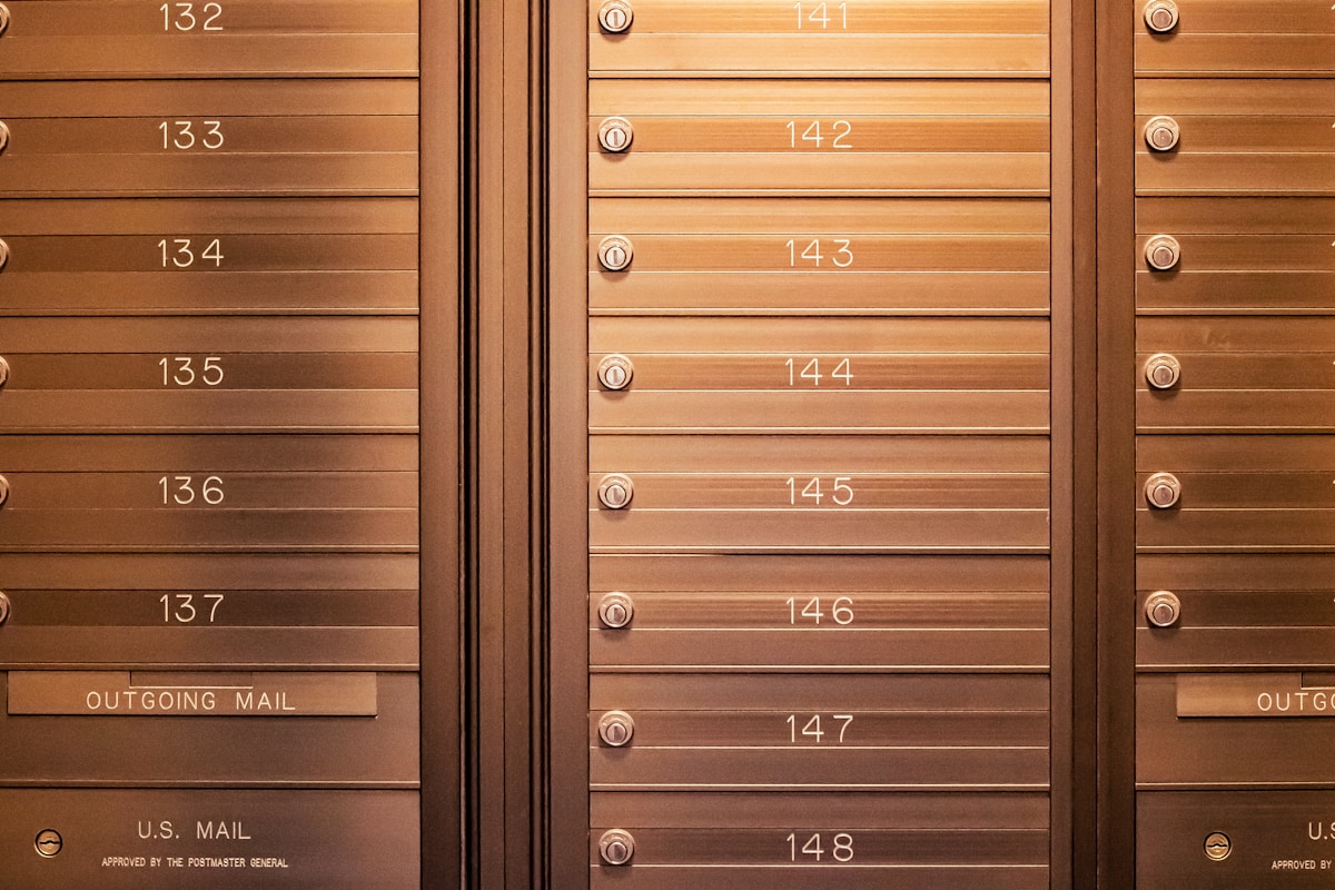 Boîtes aux lettres numérotées en bois pour le courrier entrant et sortant.