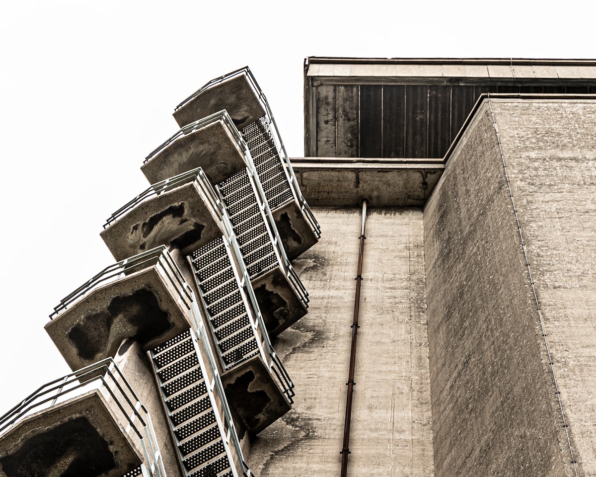 Escaliers métalliques extérieurs d'un bâtiment industriel.