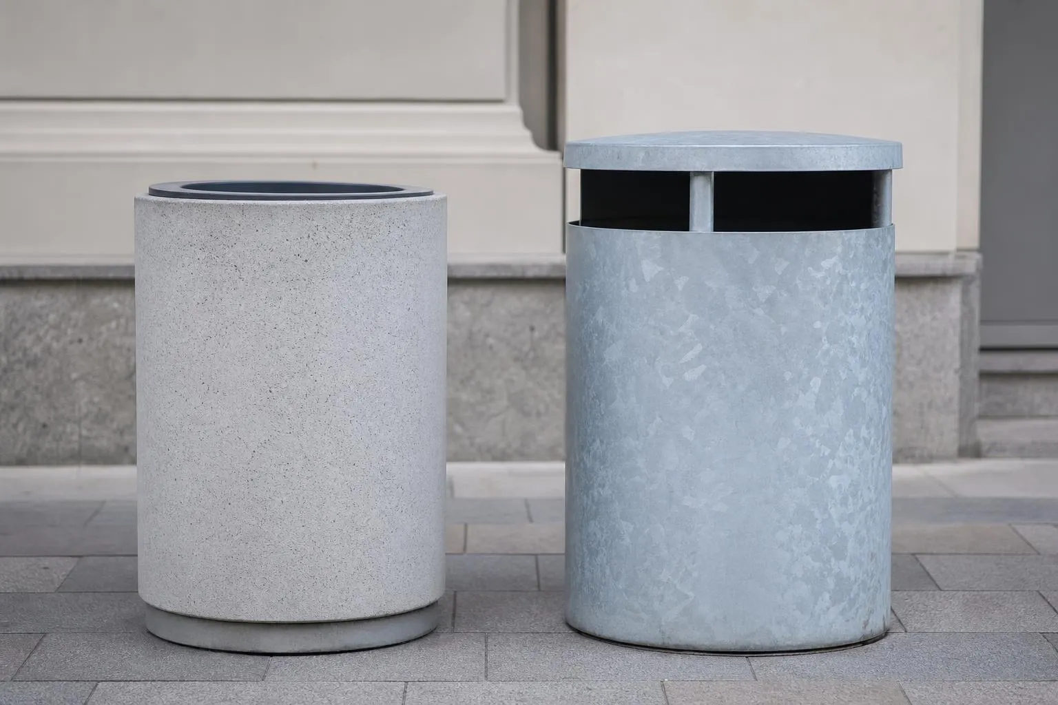 Poubelles de recyclage en pierre grise et bleu clair.