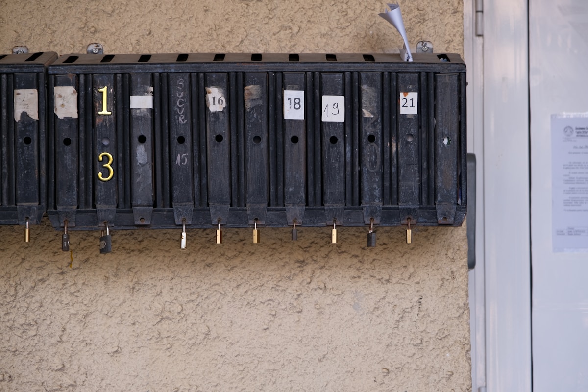 Boîtes de rangement numérotées sur un mur en liège.