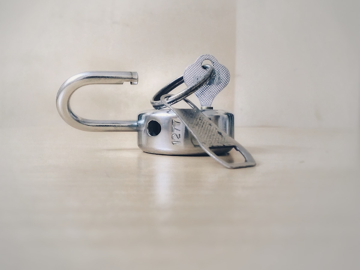 Cadenas en métal argenté avec numéro 1277 gravé.