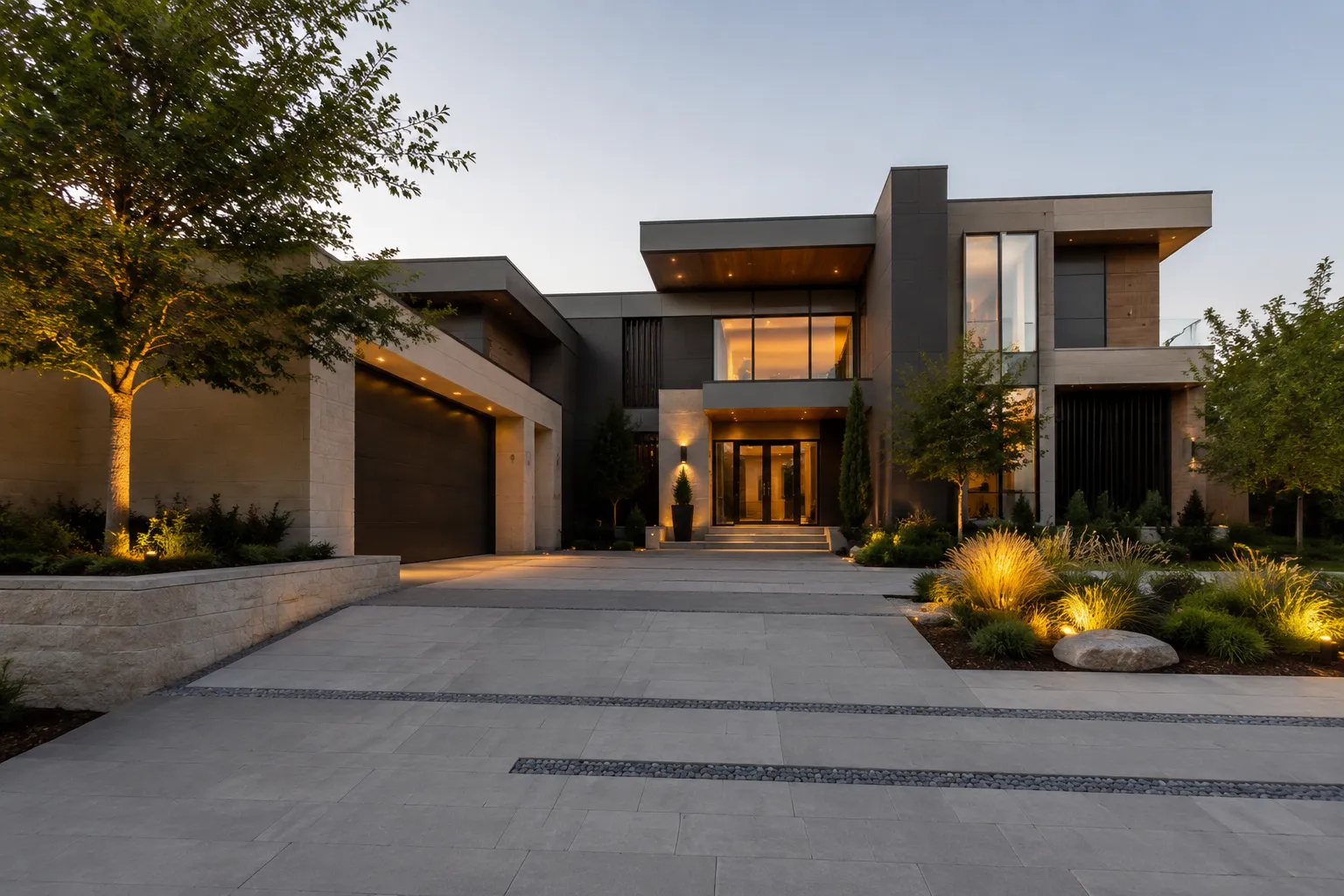 Maison moderne avec architecture élégante, éclairage extérieur, jardin paysager.