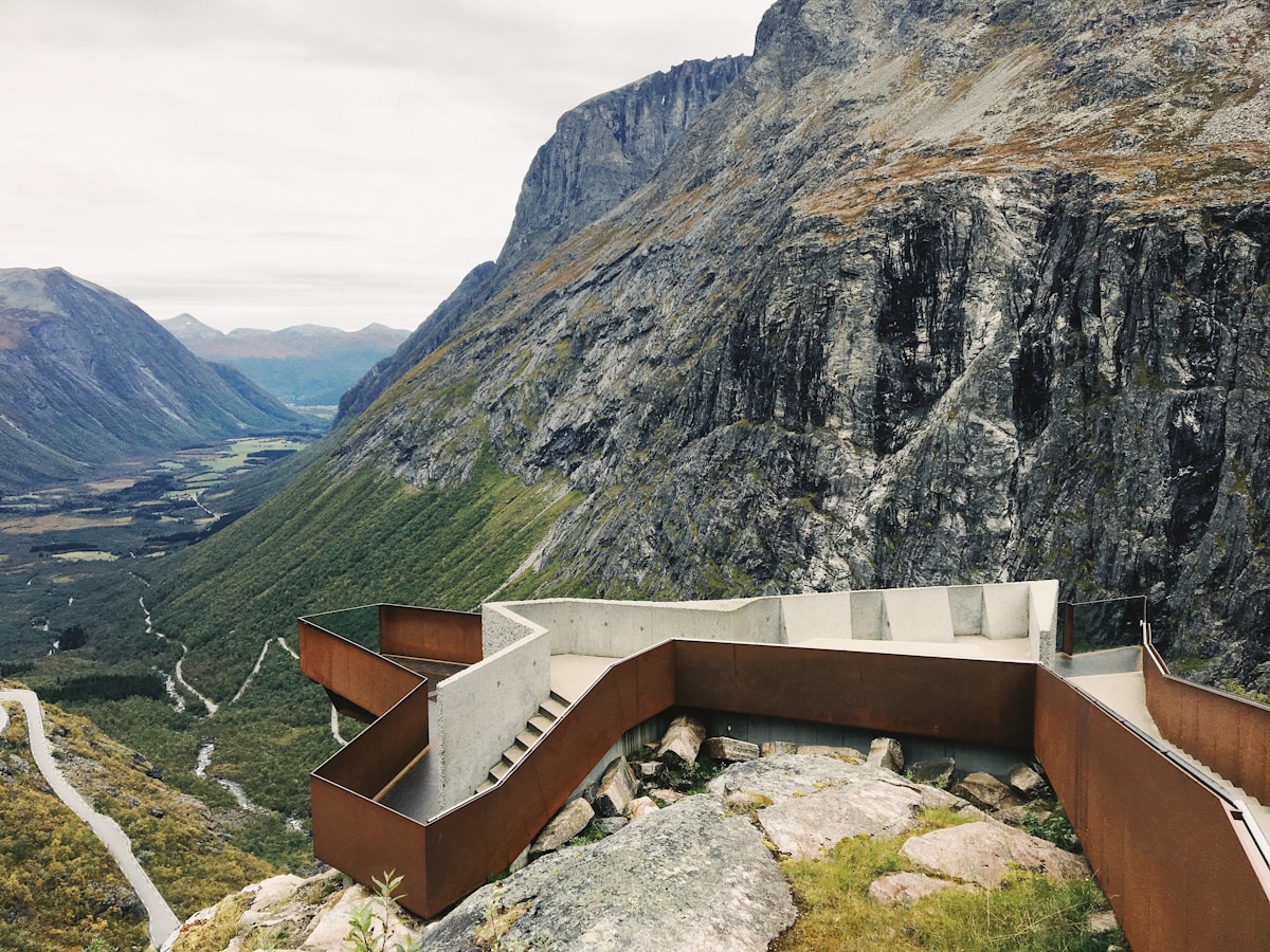 Paysage montagneux avec une structure architecturale moderne en surplomb.